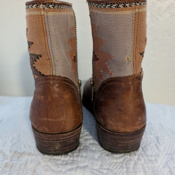 Western Booties w Embroidered Details - Picture 4 of 5